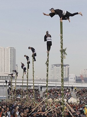 東京消防廳新年演習(xí) 高空竹梯演繹“日本style”