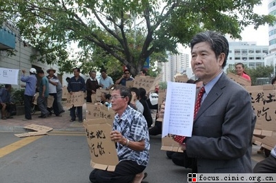 三亞農(nóng)民土地被強(qiáng)占22年 法學(xué)教授跪地請?jiān)?/></p>

<p align=
