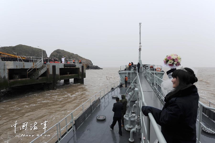 高清：美麗新娘登上海軍海島哨所完婚