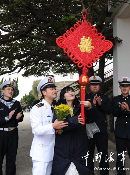 高清：美麗新娘登上海軍海島哨所完婚