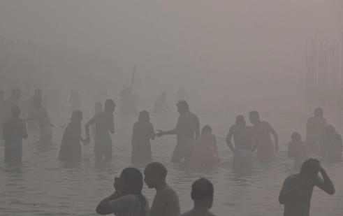 印度教徒歡慶大壺節(jié) 千萬(wàn)人集體沐浴望洗滌罪過(guò)