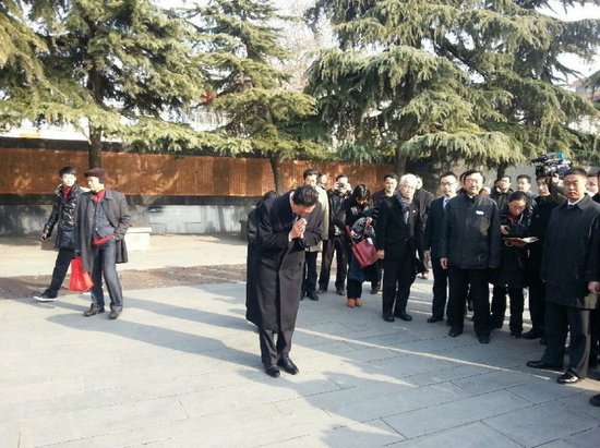 鳩山由紀夫參觀南京大屠殺遇難同胞紀念館
