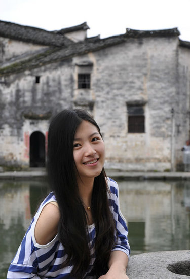 全國?；ㄅ判邪?清華女生酷似高圓圓