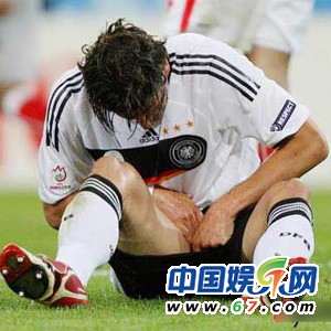 朱茵當(dāng)眾摳腳范冰冰挖鼻孔 盤點中外明星不雅抓拍