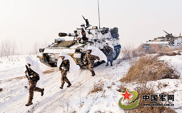 沈陽(yáng)軍區(qū)某炮兵團(tuán)冒嚴(yán)寒進(jìn)行實(shí)彈射擊訓(xùn)練