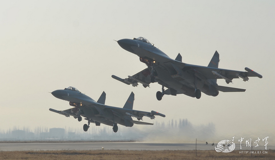 組圖：中國空軍殲-11雙機升空處置“異?？涨?#8221;