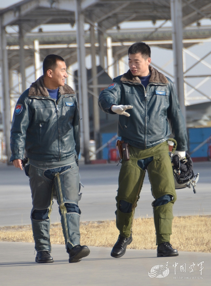 組圖：中國(guó)空軍殲-11雙機(jī)升空處置“異?？涨?#8221;