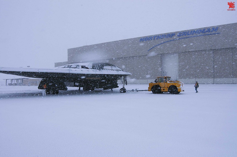 美軍最昂貴隱形戰(zhàn)機大雪天屋外挨凍