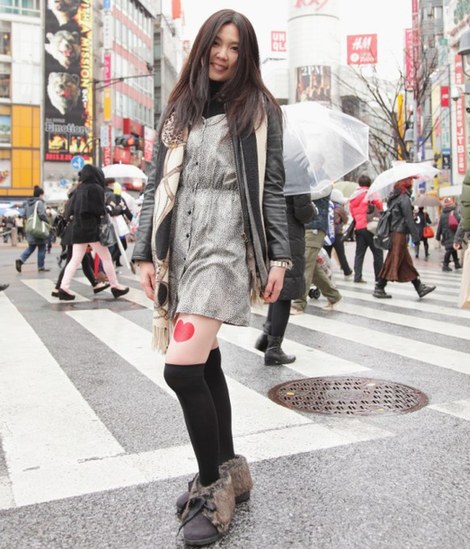 日本廣告貼在少女美腿上 穿8小時(shí)短裙即有酬勞