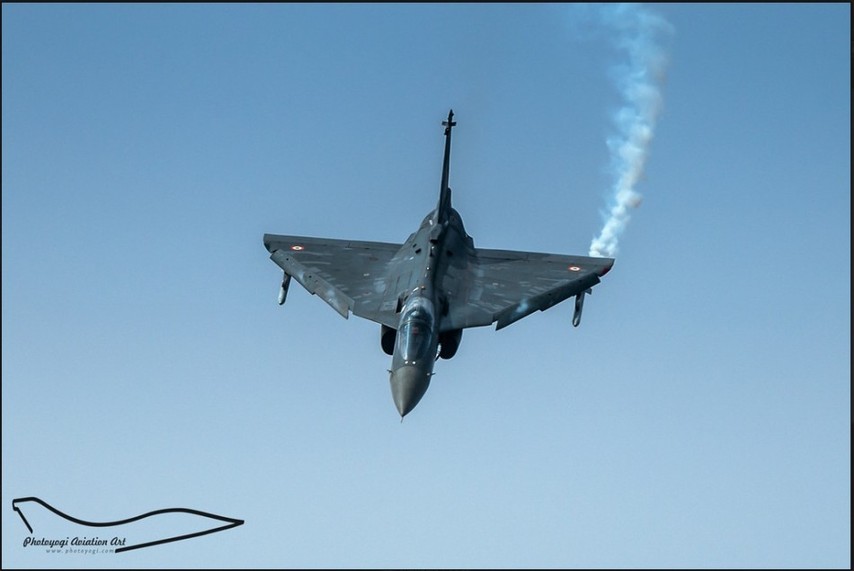 高清：印度國產(chǎn)LCA輕型戰(zhàn)機(jī)賣力表演展示機(jī)動(dòng)性能