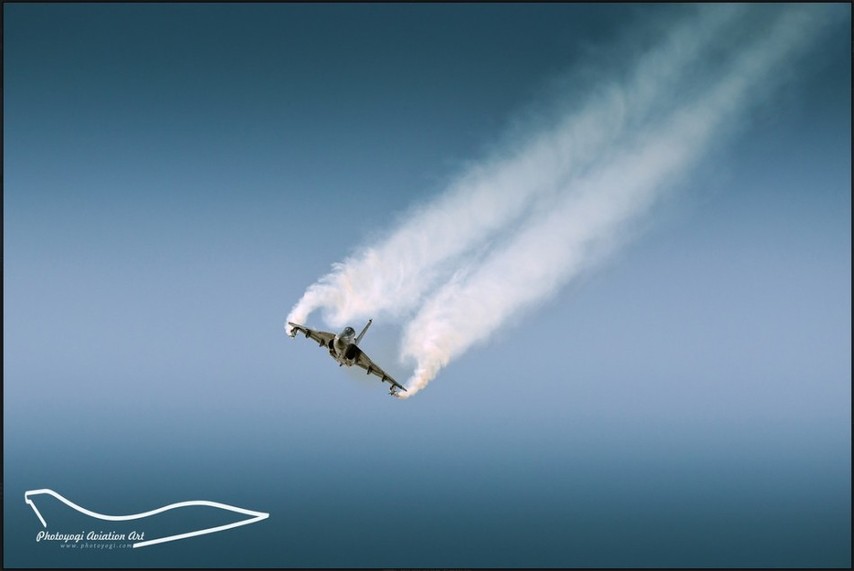 高清：印度國產(chǎn)LCA輕型戰(zhàn)機(jī)賣力表演展示機(jī)動性能