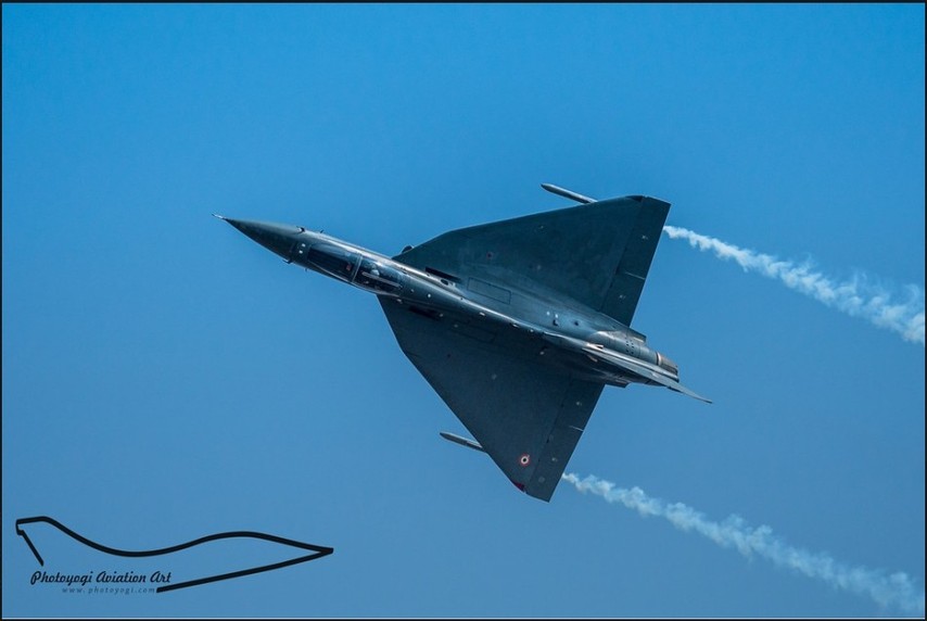 高清：印度國產(chǎn)LCA輕型戰(zhàn)機賣力表演展示機動性能
