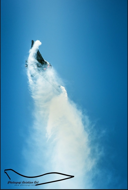 高清：印度國產(chǎn)LCA輕型戰(zhàn)機賣力表演展示機動性能