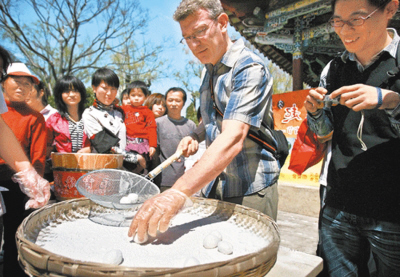 老外眼中的元宵節(jié)：有點(diǎn)像過(guò)圣誕節(jié)