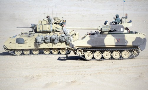外形威猛：美國(guó)陸軍M2A3戰(zhàn)車(chē)群戈壁實(shí)戰(zhàn)演練