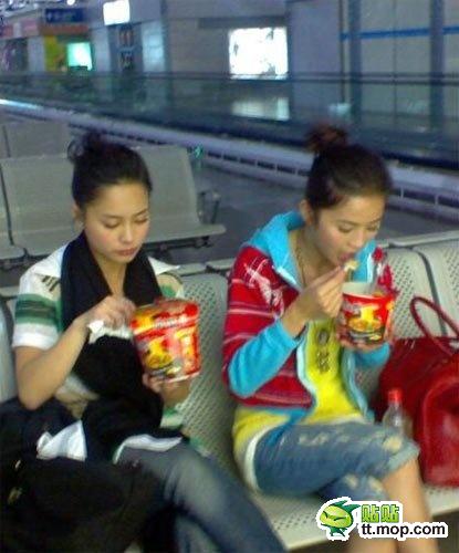 瞿穎現(xiàn)身機(jī)場(chǎng)無星味 女星機(jī)場(chǎng)真容照大PK