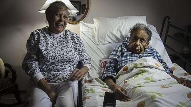 苦等近90年 美國106歲老人收到高中畢業(yè)證