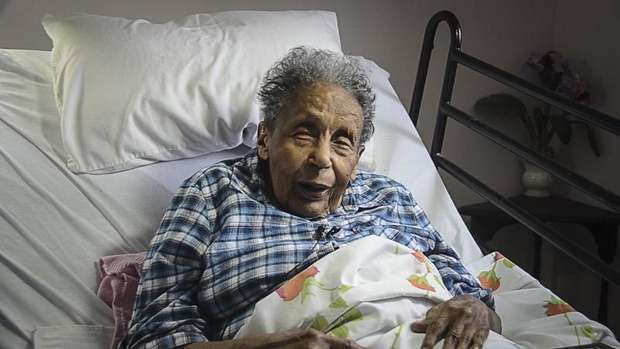 苦等近90年 美國(guó)106歲老人收到高中畢業(yè)證