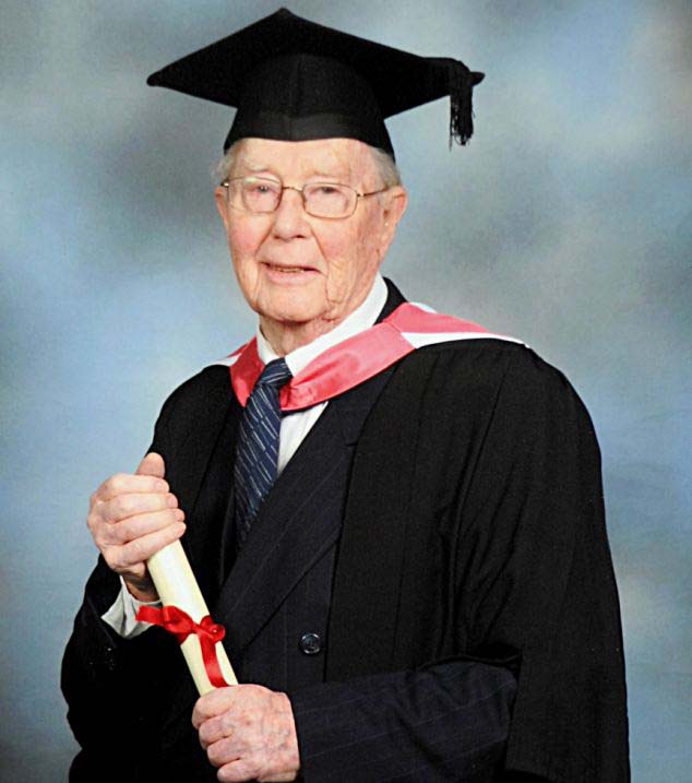 苦等近90年 美國106歲老人收到高中畢業(yè)證