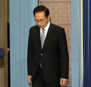 卸任僅9天 李明博因私宅案和非法監(jiān)察被起訴