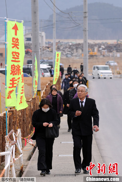 大批日本民眾重回災(zāi)區(qū) 紀念
