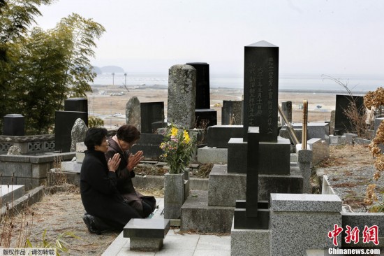 大批日本民眾重回災(zāi)區(qū) 紀(jì)念