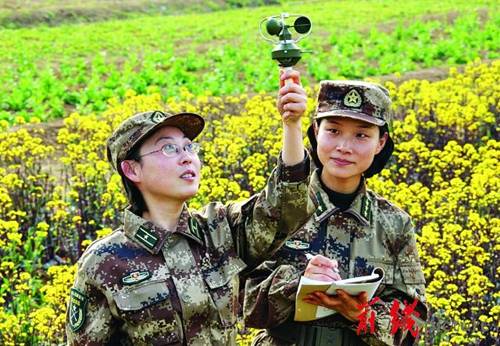 南京軍區(qū)某女子氣象班把脈風云