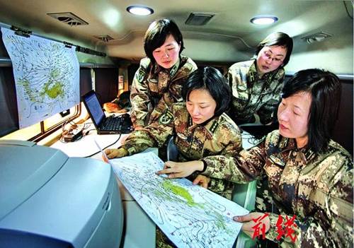 南京軍區(qū)某女子氣象班把脈風(fēng)云