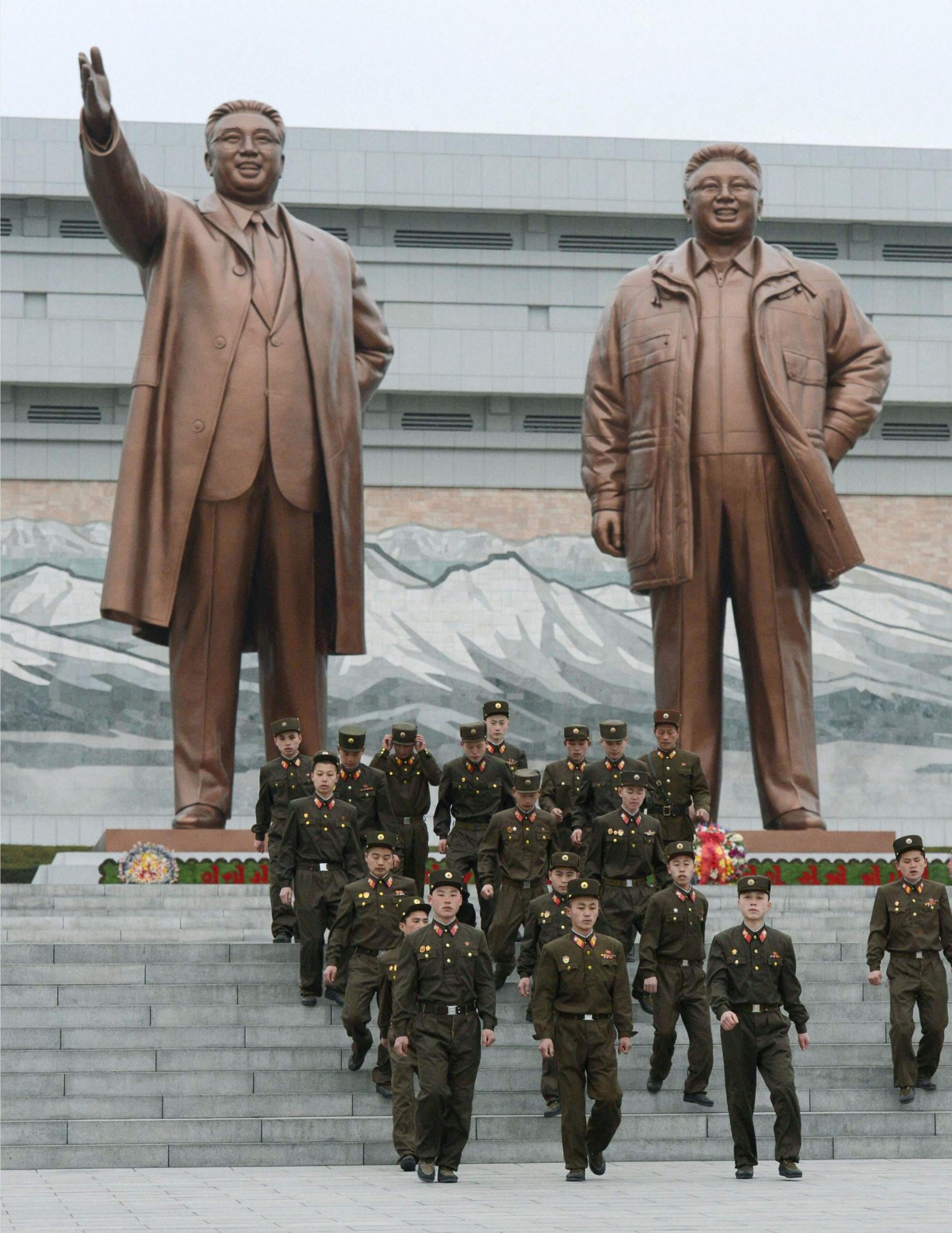金正恩參謁錦繡山太陽宮 朝鮮譴責(zé)韓國對話提議是詭計(jì)