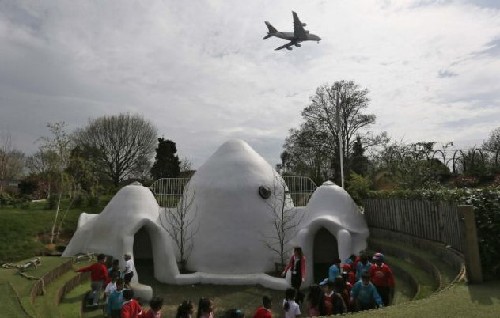 英國希斯羅機(jī)場附近小學(xué)建“穹廬” 阻隔噪音享寧靜