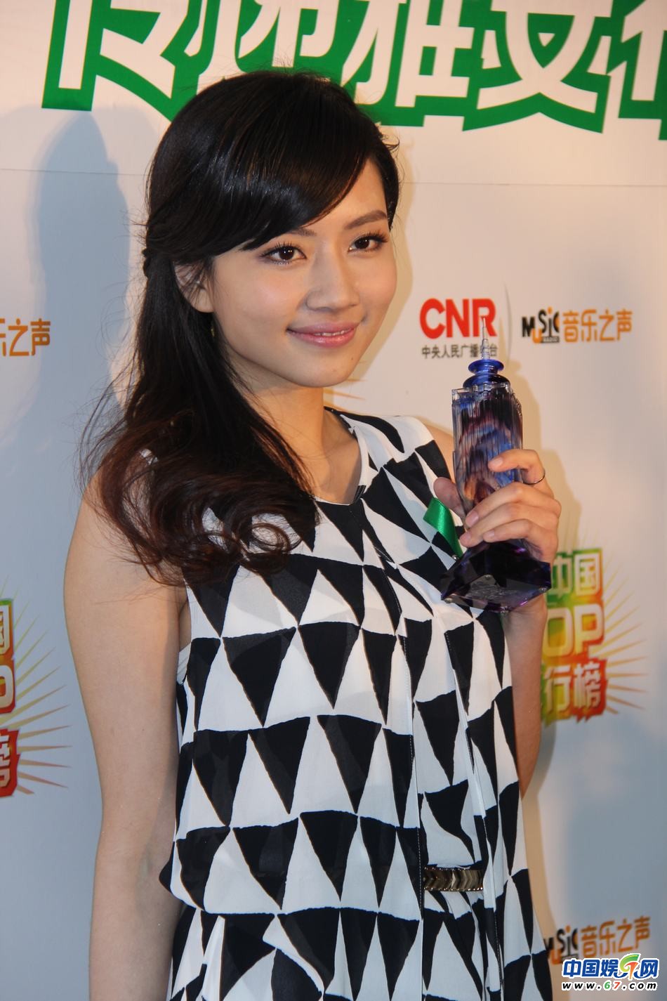 直擊中國TOP排行榜頒獎晚會 Ella低胸秀乳溝 劉忻現(xiàn)“蜘蛛”紋身