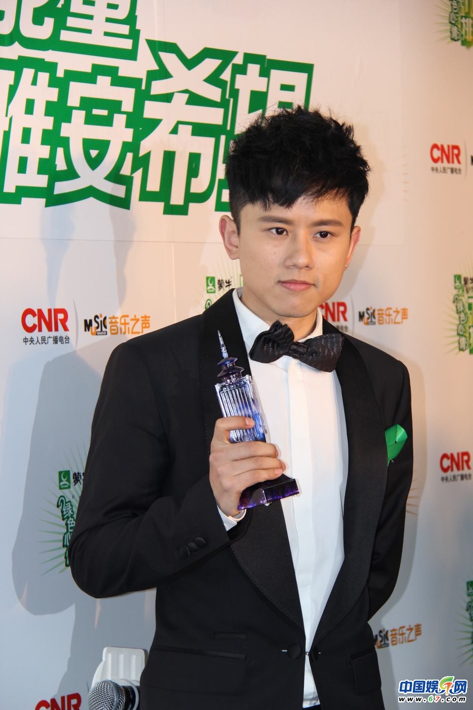 直擊中國TOP排行榜頒獎晚會 Ella低胸秀乳溝 劉忻現(xiàn)“蜘蛛”紋身
