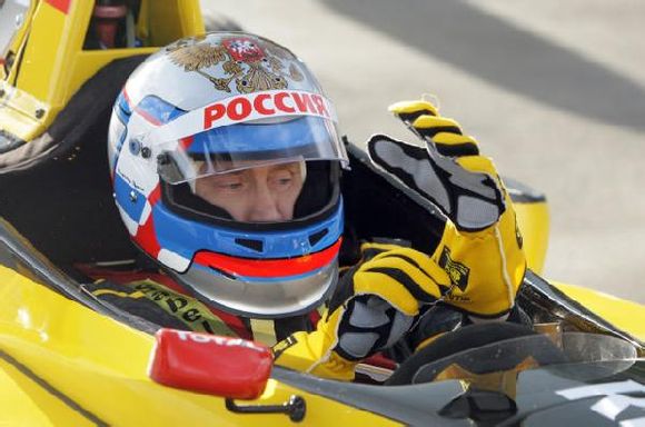 全能普京：上天下海還賣萌 克格勃時(shí)代善用“燕子”