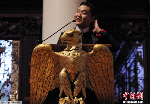 鳥叔哈佛大學演講 現(xiàn)場不忘秀騎馬舞