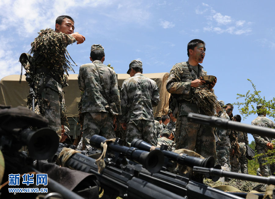 解放軍精英狙擊手集訓 演練山岳叢林地狙擊作戰(zhàn)