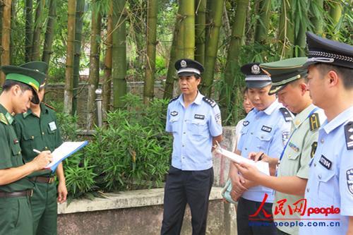 中國(guó)邊防警察遣返22名越南籍“三非”人員(圖)
