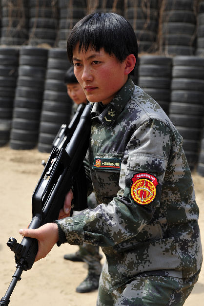 戰(zhàn)場(chǎng)上沒(méi)女人：女特種兵像男兵一樣嚴(yán)酷訓(xùn)練