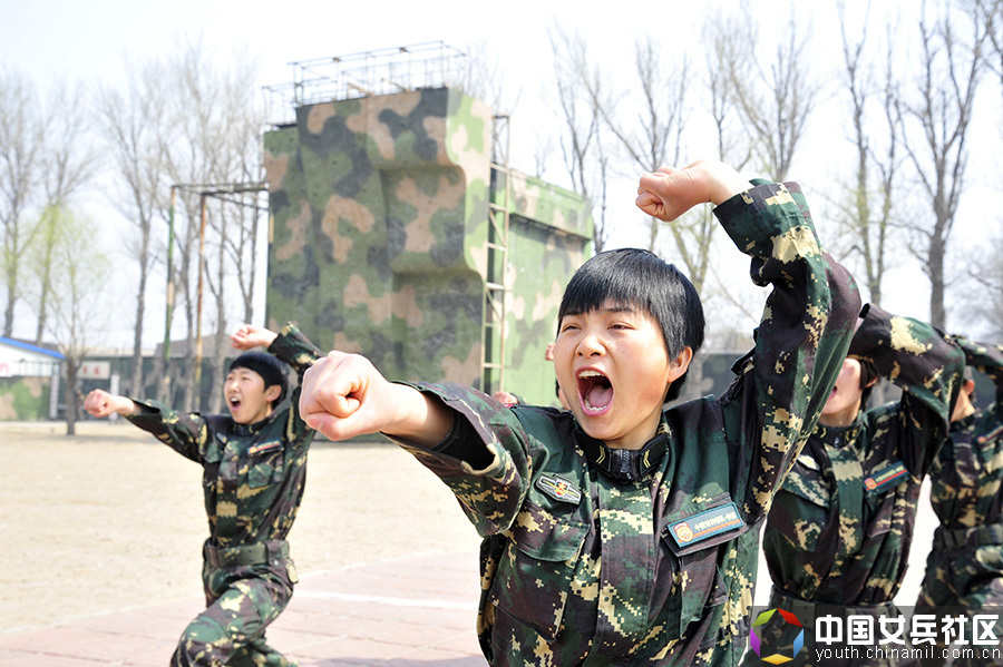 戰(zhàn)場上沒女人：女特種兵像男兵一樣嚴(yán)酷訓(xùn)練
