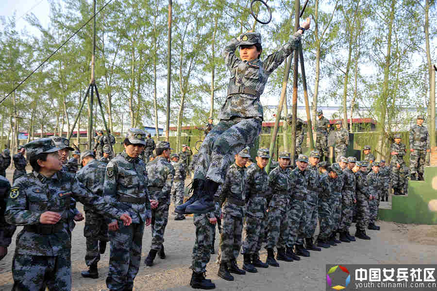 戰(zhàn)場上沒女人：女特種兵像男兵一樣嚴(yán)酷訓(xùn)練