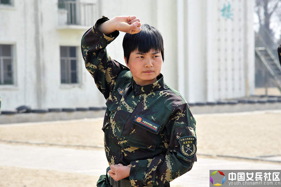 戰(zhàn)場上沒女人：女特種兵像男兵一樣嚴(yán)酷訓(xùn)練