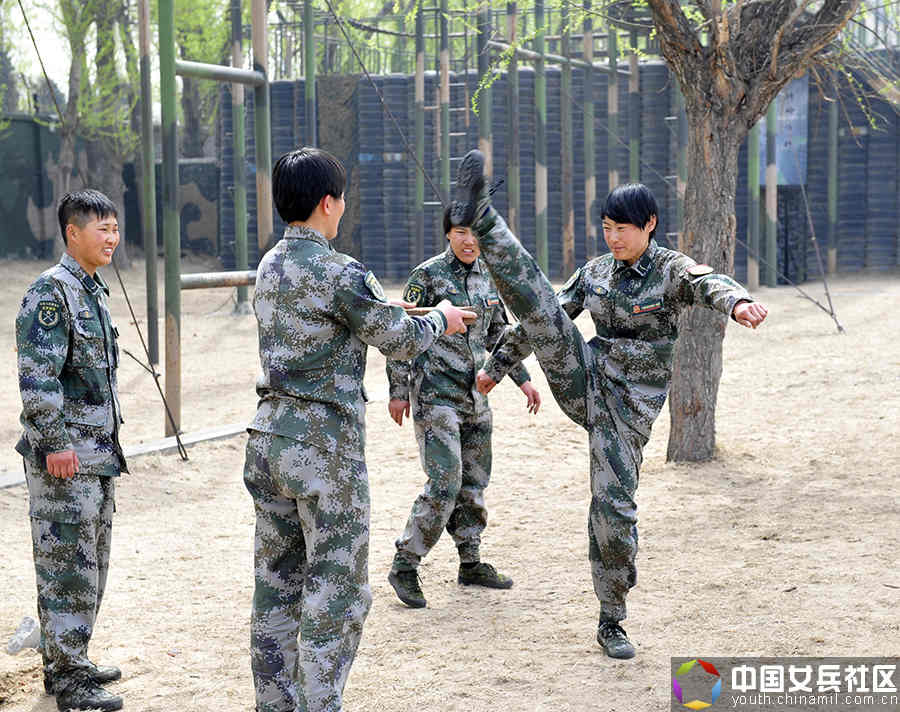 戰(zhàn)場(chǎng)上沒女人：女特種兵像男兵一樣嚴(yán)酷訓(xùn)練