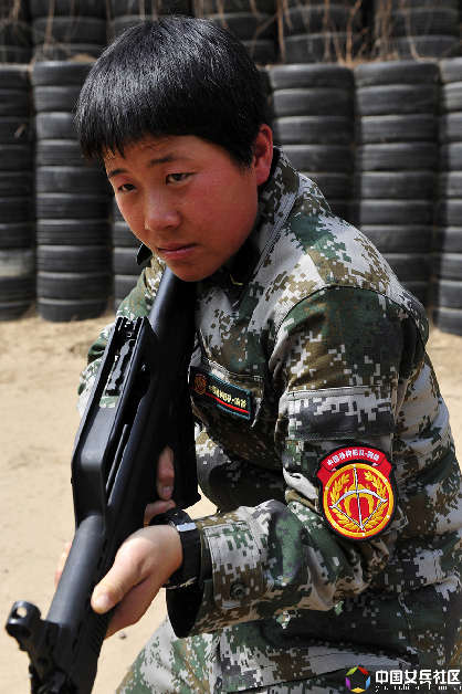 戰(zhàn)場上沒女人：女特種兵像男兵一樣嚴酷訓(xùn)練