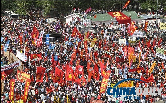 土耳其示威繼續(xù)上演 總理指責(zé)反對(duì)黨“煽動(dòng)抗議”