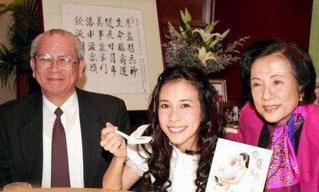 明星罕見(jiàn)全家福：周濤清新可人 吳尊全家俊男美女