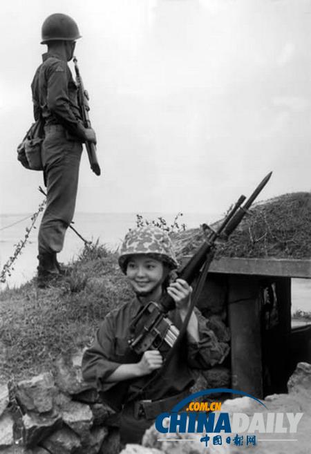 組圖：鄧麗君勞軍罕見(jiàn)照 獻(xiàn)吻阿兵哥