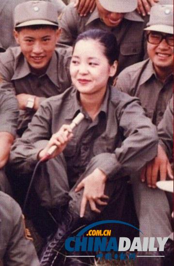組圖：鄧麗君勞軍罕見照 獻(xiàn)吻阿兵哥