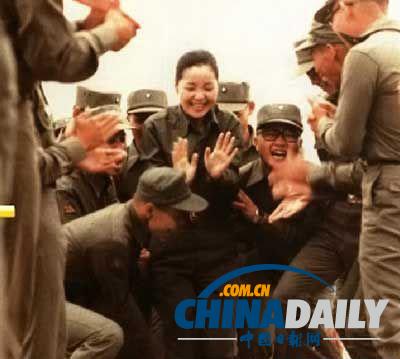 組圖：鄧麗君勞軍罕見照 獻(xiàn)吻阿兵哥