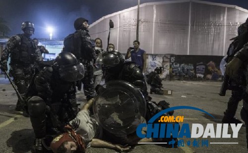 巴西抗議活動(dòng)引多地暴力沖突 南部一少年被車撞死