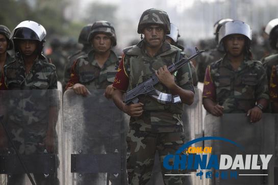 穆爾西支持者被軍隊包圍 為護(hù)主甘當(dāng)烈士