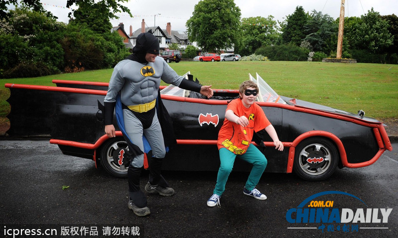 英國(guó)父子共同打造蝙蝠車(chē) 大玩“角色扮演”超拉風(fēng)